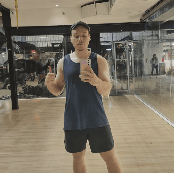 Finch at the gym, casual